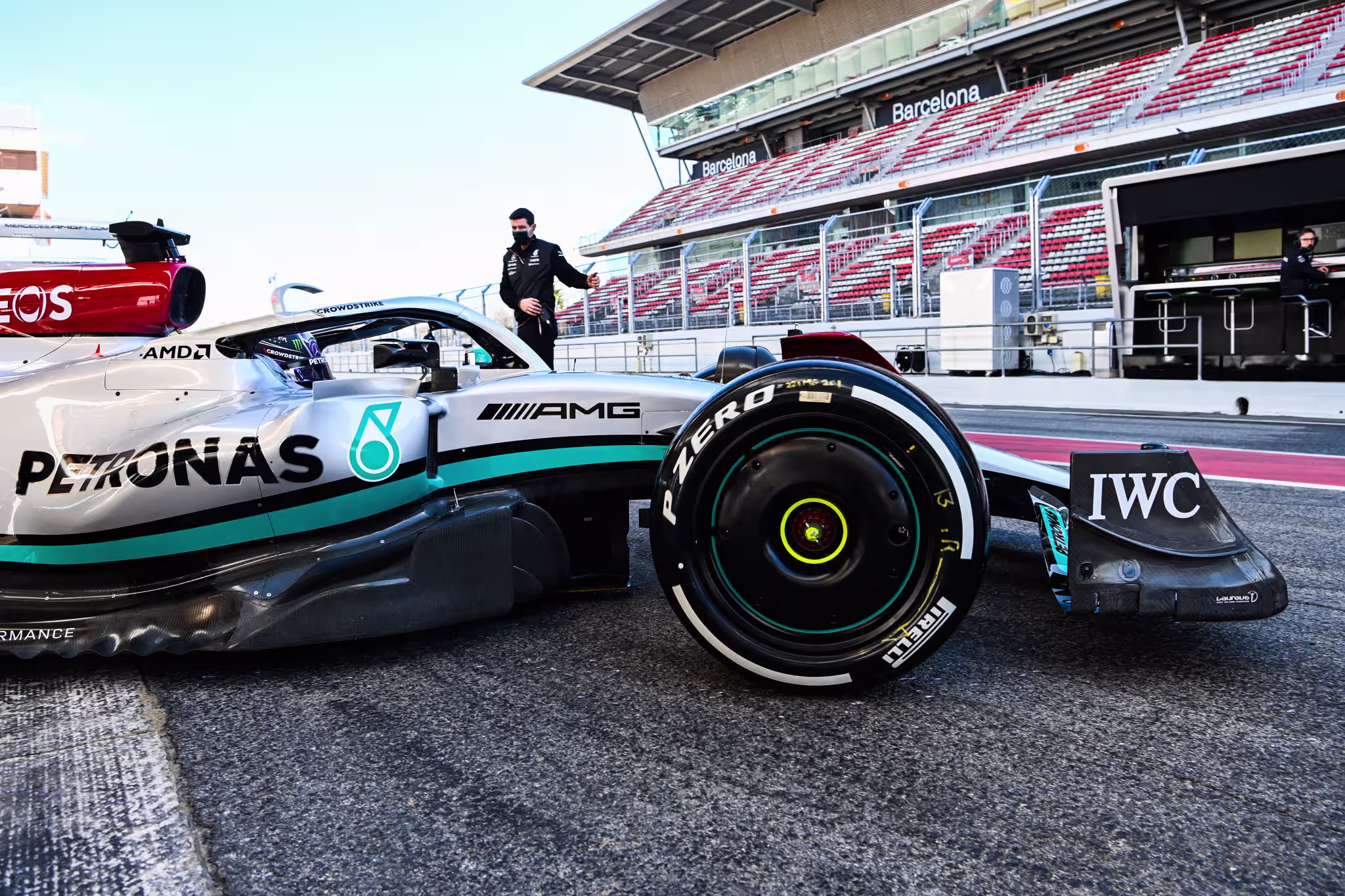 Aston Martin Akhirnya Turun di Tes Barcelona, Mercedes & Ferrari Langsung Tancap Gas